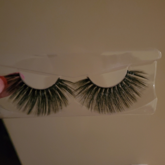 Lashes - Picture 4 of 5